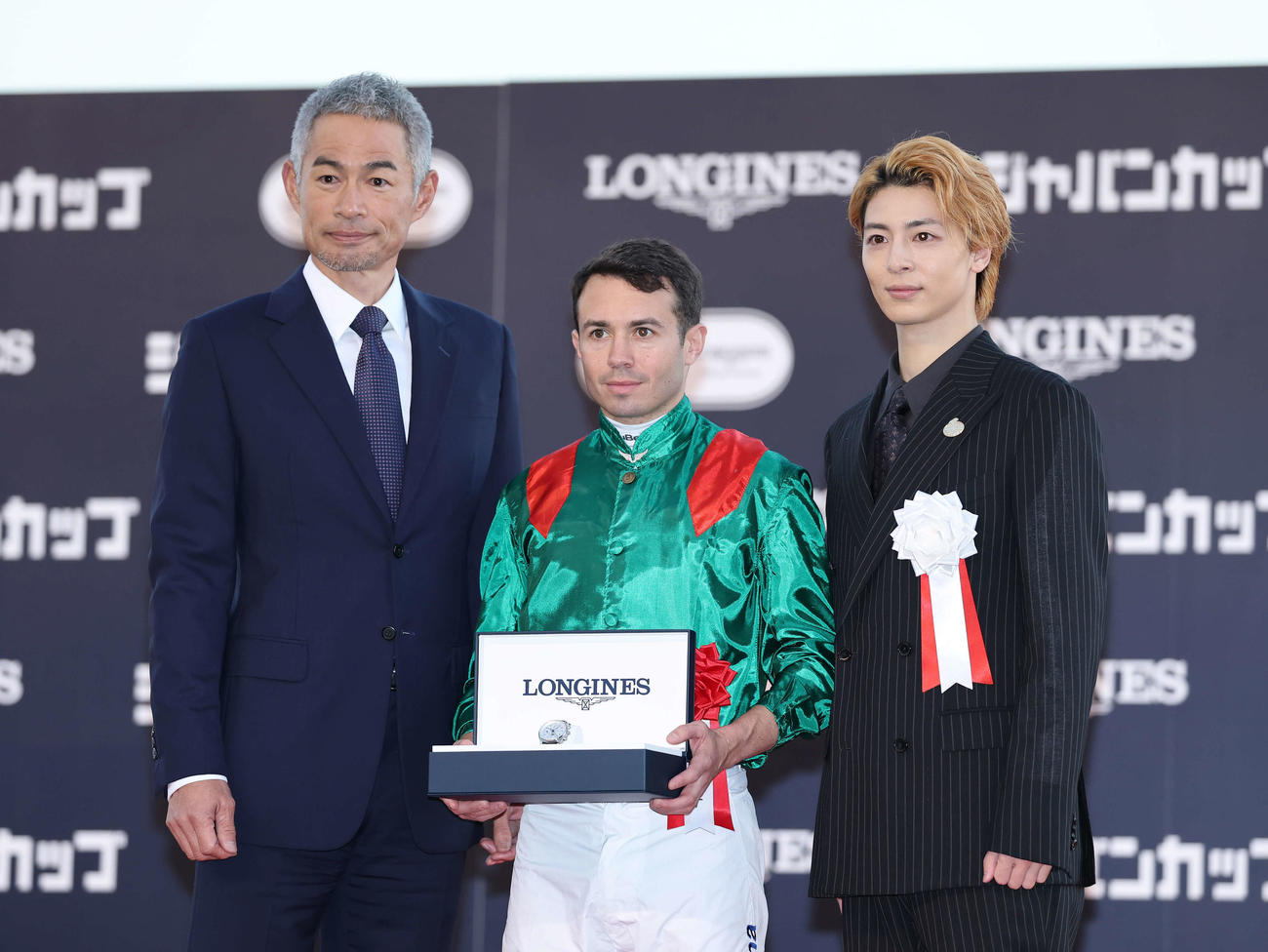 写真に納まる、左からイチロー氏、バルザローナ騎手、高杉真宙（2025年11月撮影）