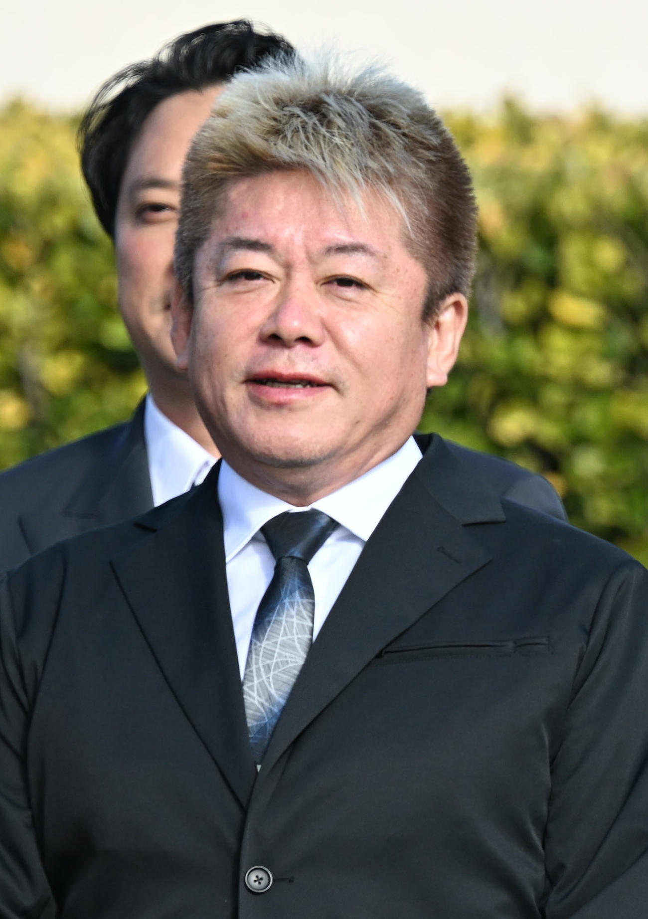 12月13日中山2R、2歳未勝利戦で所有馬のイッテラッシャイが初勝利を挙げ、口取り式に参加した堀江氏