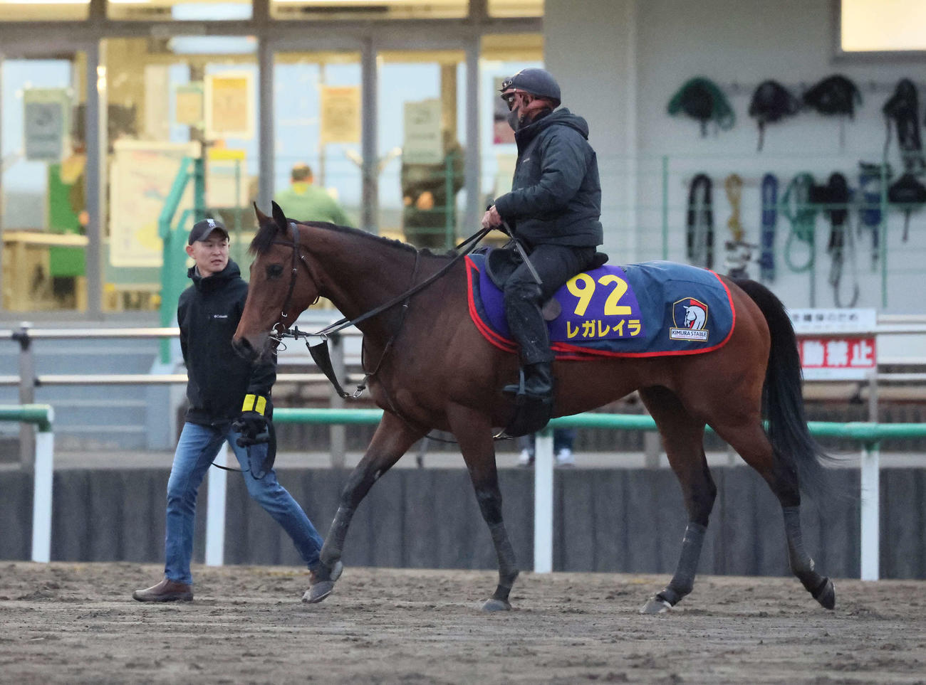 最終追い切りを終えて馬場を出るレガレイラを迎える木村師（撮影・丹羽敏通）