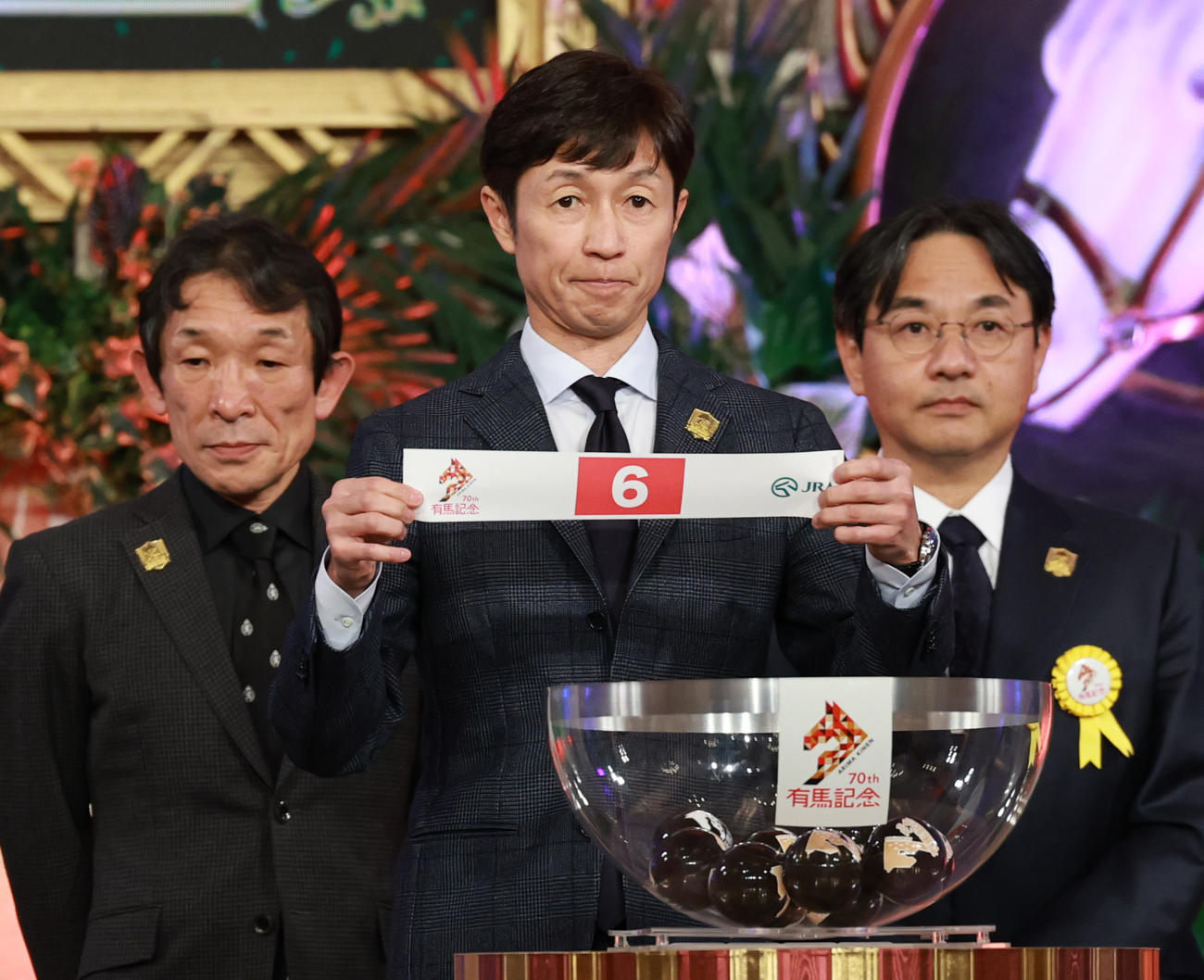 有馬記念公開枠順抽選会で3枠6番を引いたメイショウタバルの武豊騎手（撮影・野上伸悟）