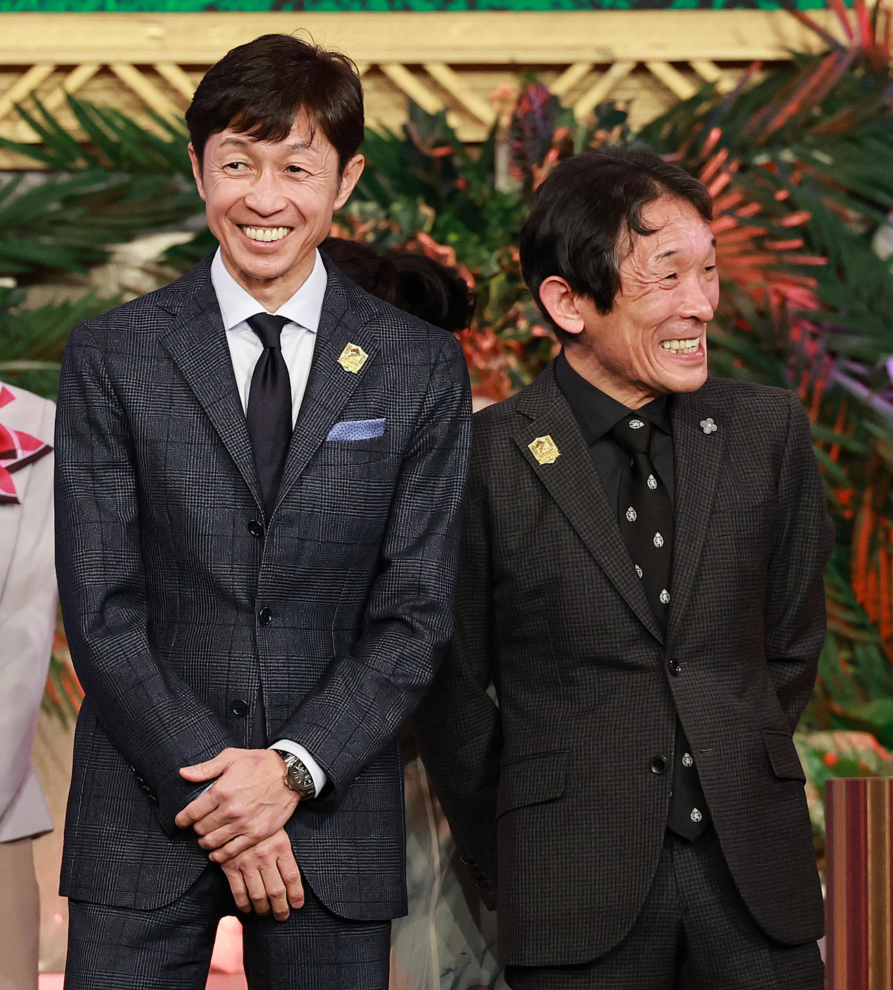 有馬記念公開枠順抽選会で笑顔をみせるメイショウタバルの武豊騎手（左）と石橋守調教師（撮影・野上伸悟）