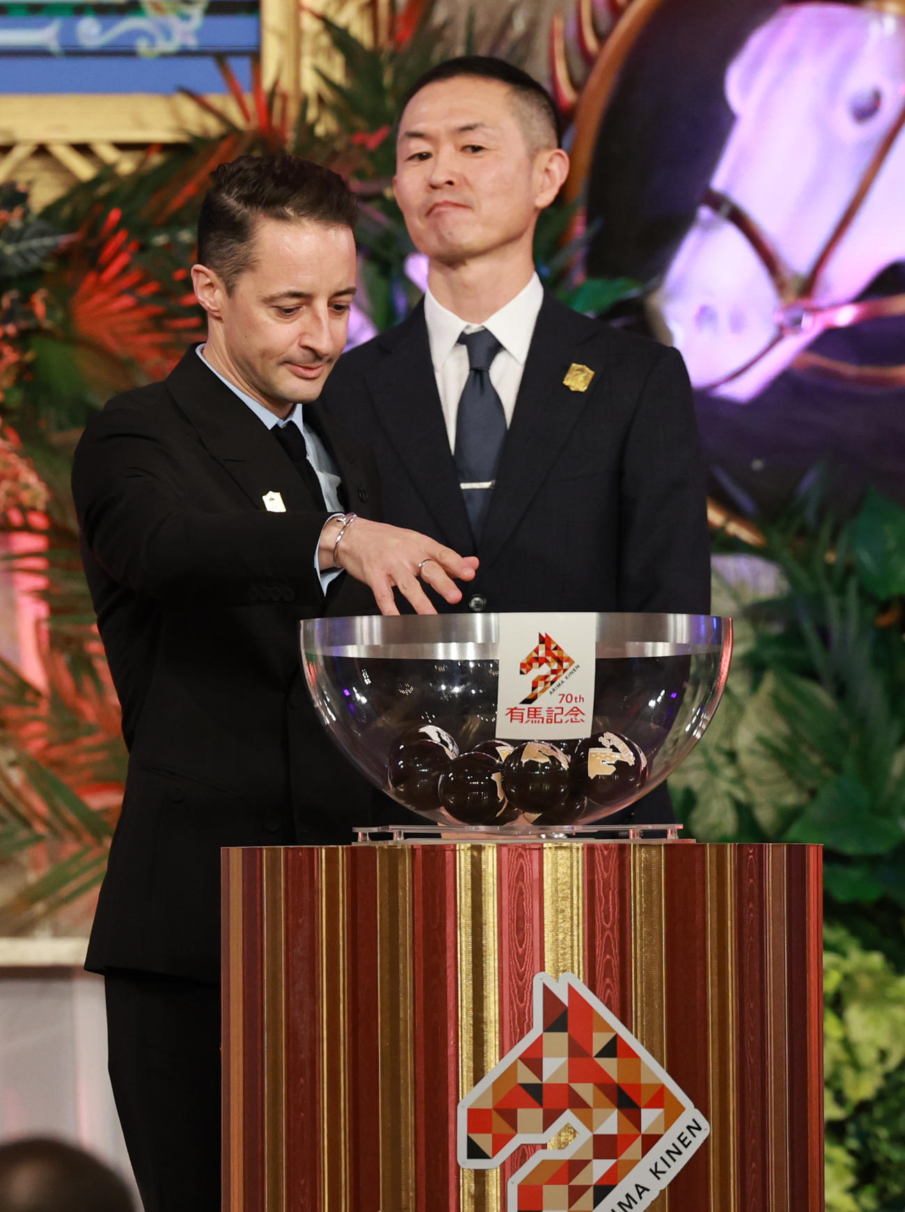 有馬記念公開枠順抽選会でくじをひくレガレイラのクリストフ・ルメール騎手（撮影・野上伸悟）