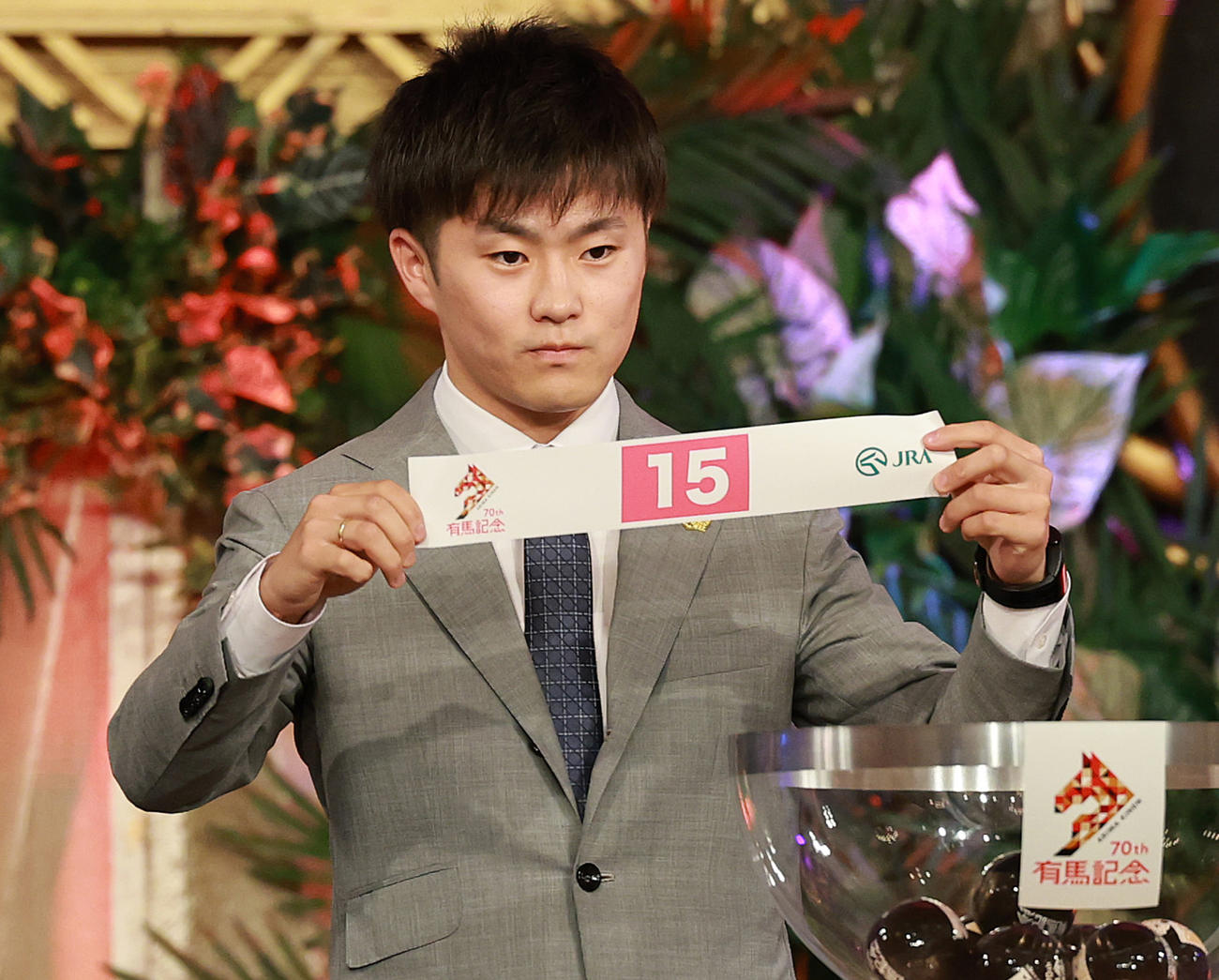 有馬記念公開枠順抽選会で8枠15番を引いたエルトンバローズの西村淳也騎手（撮影・野上伸悟）