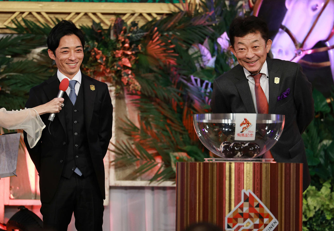友道師（右）が7枠13番を引き、笑顔をみせるアドマイヤテラの川田騎手（撮影・野上伸悟）