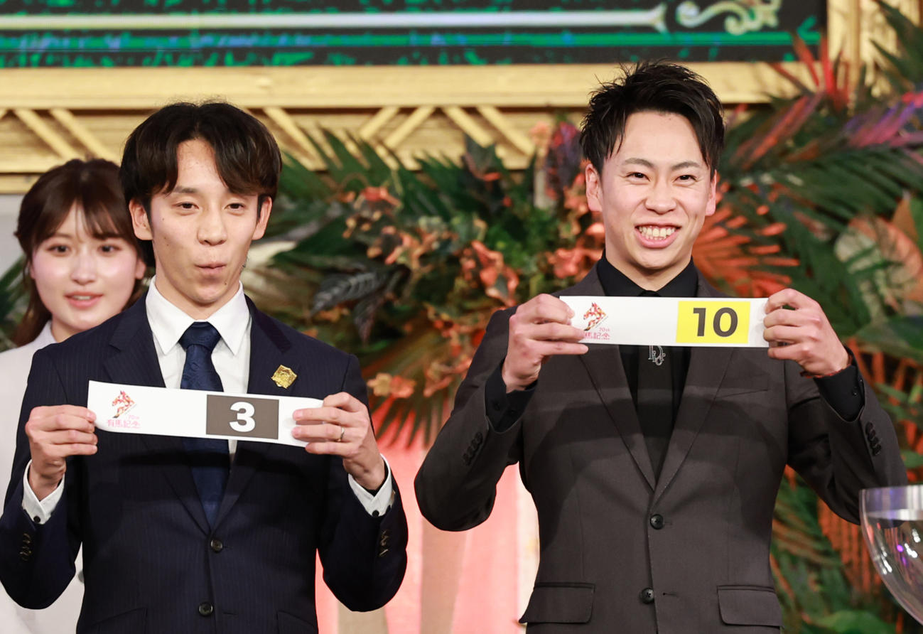 3番を引いたジャスティンパレス団野騎手（左）と10番のコスモキュランダ横山武騎手（撮影・野上伸悟）