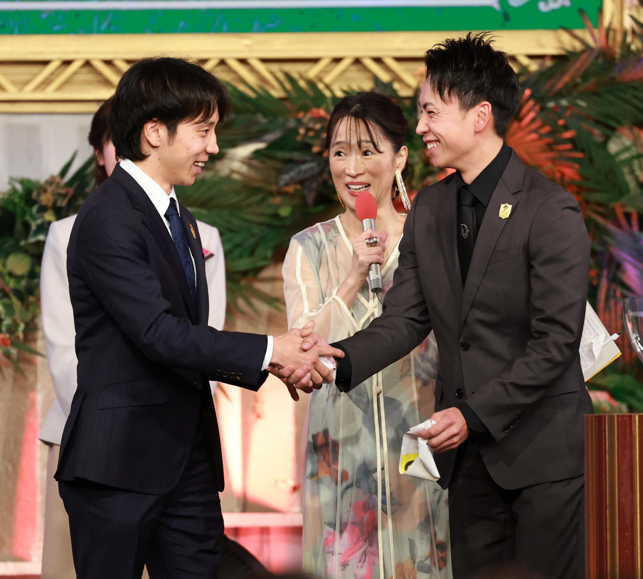 2枠3番を引いた団野騎手（左）と5枠10番を引いた横山武騎手は笑顔で握手（撮影・野上伸悟）