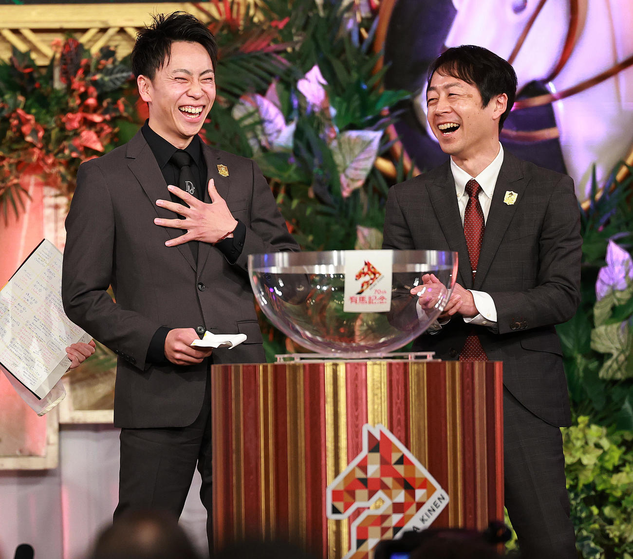 5枠10番を引き笑顔をみせるコスモキュランダの横山武騎手（左）と加藤士師（撮影・野上伸悟）
