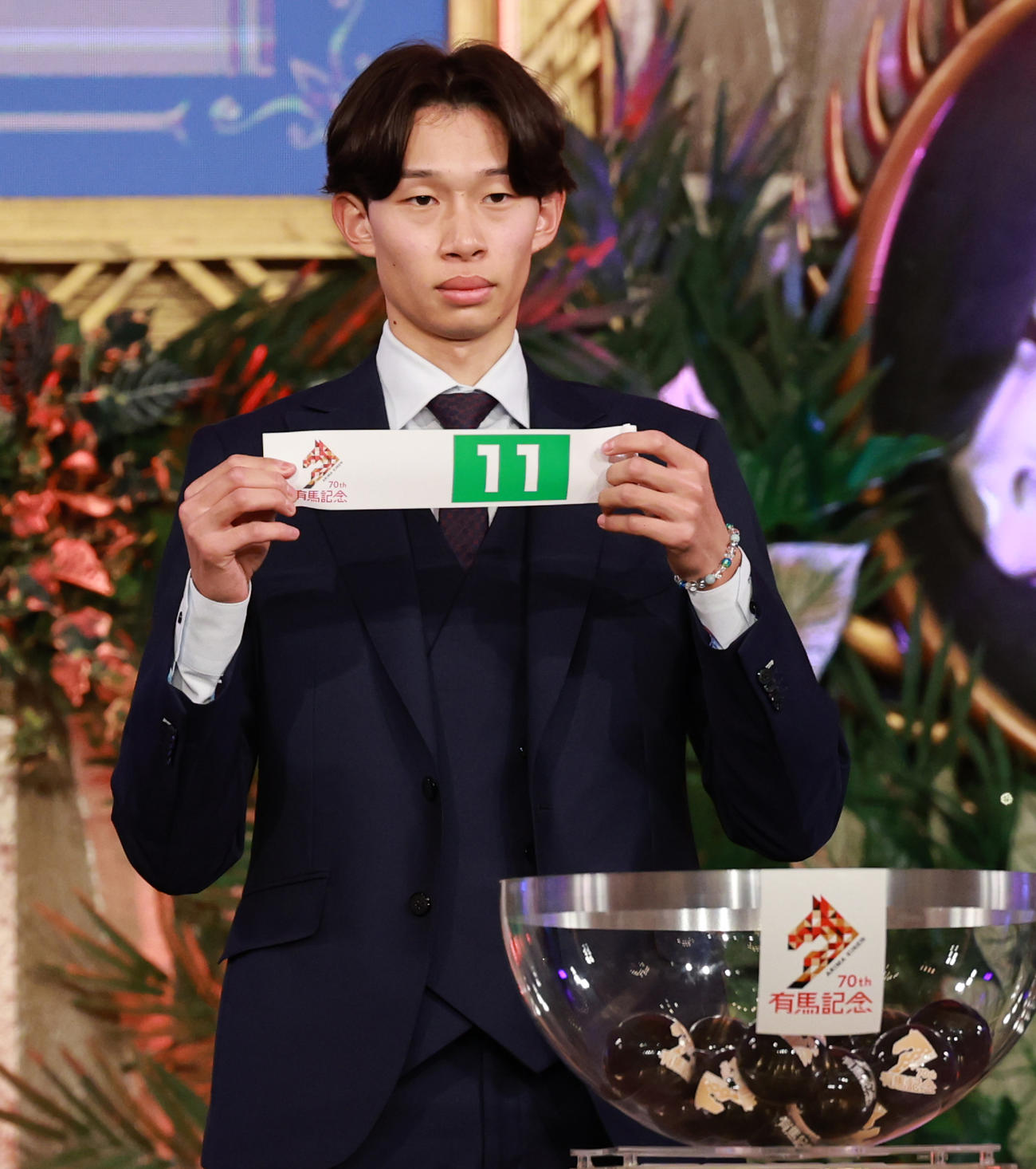 有馬記念公開枠順抽選会で6枠11番を引いたミステリーウェイの松本大輝騎手（撮影・野上伸悟）