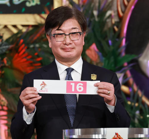 有馬記念公開枠順抽選会で8枠16番を引いたタスティエーラの堀宣行調教師（撮影・野上伸悟）