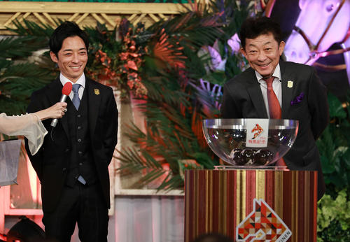 友道師（右）が7枠13番を引き、笑顔をみせるアドマイヤテラの川田騎手（撮影・野上伸悟）