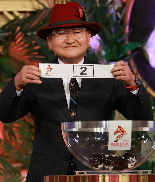 有馬記念公開枠順抽選会で1枠2番を引いたシンエンペラーの矢作芳人調教師（撮影・野上伸悟）