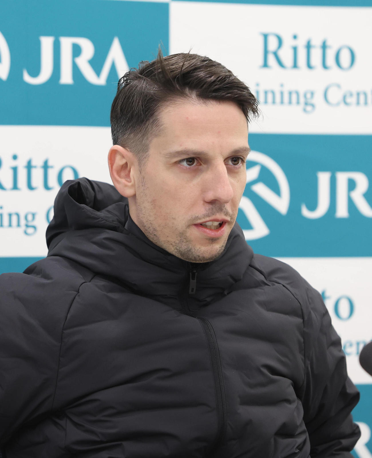有馬記念の共同会見で質問に答えるC・デムーロ騎手（撮影・白石智彦）
