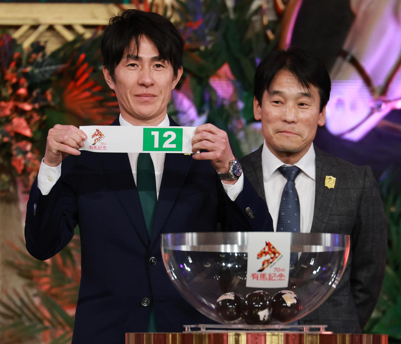 有馬記念公開枠順抽選会で6枠12番を引いたマイネルエンペラーの丹内祐次騎手（撮影・野上伸悟）