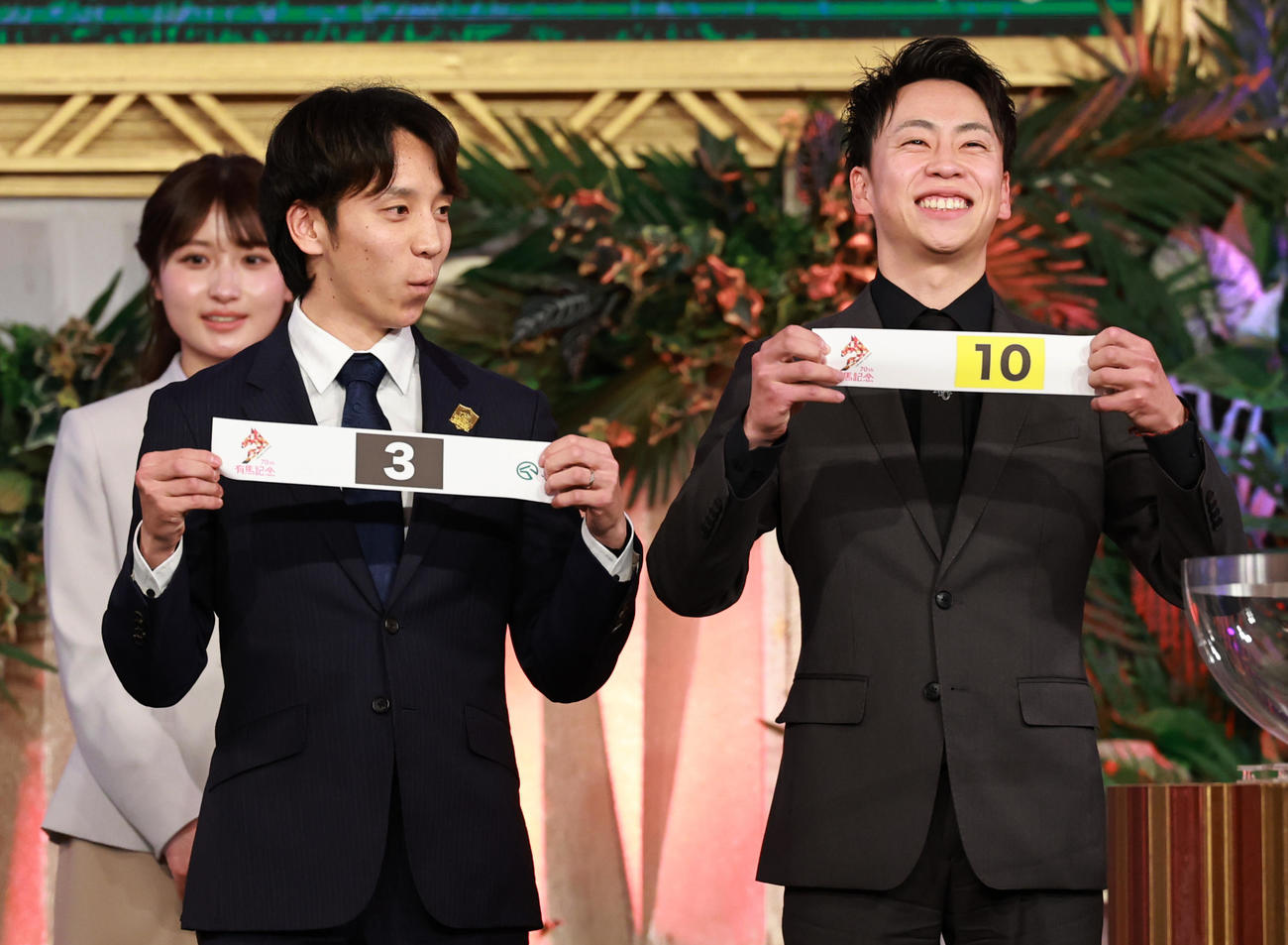 3番を引いたジャスティンパレス団野騎手（左）と10番のコスモキュランダ横山武騎手（撮影・野上伸悟）