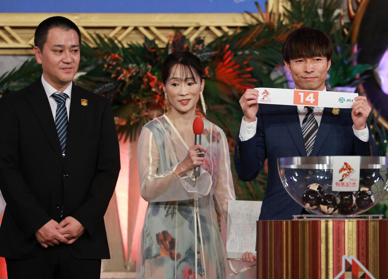 7枠14番を引いたアラタの大野拓弥騎手。左は和田勇師（撮影・野上伸悟）