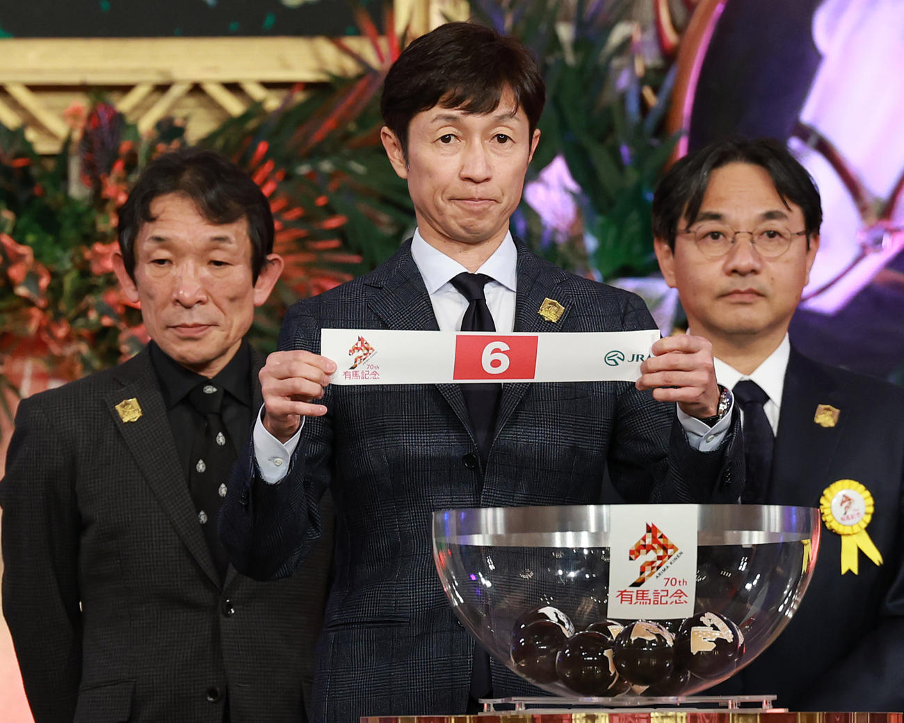 有馬記念公開枠順抽選会で3枠6番を引いたメイショウタバルの武豊騎手（撮影・野上伸悟）