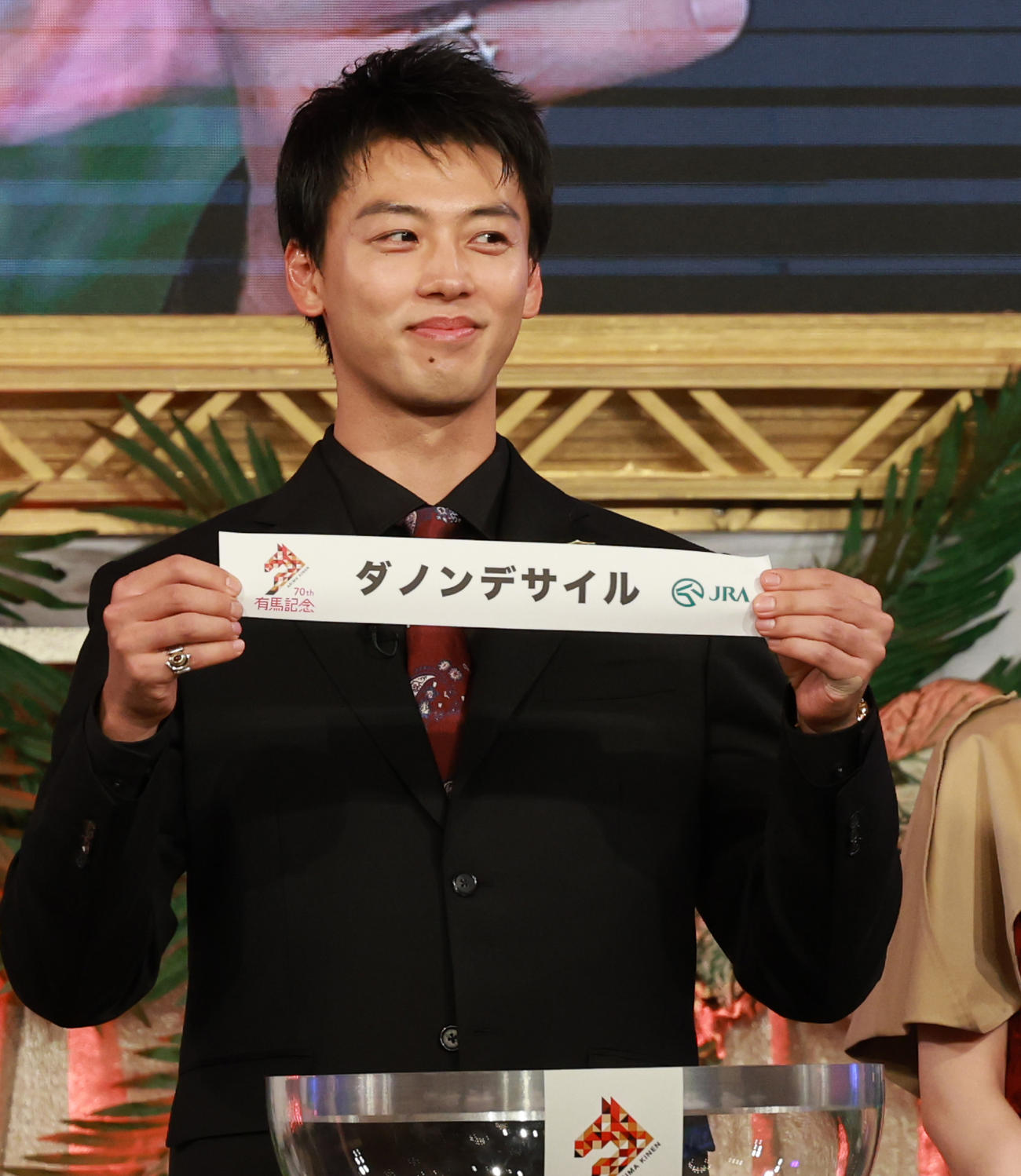 有馬記念公開枠順抽選会に登場した竹内涼真（撮影・野上伸悟）