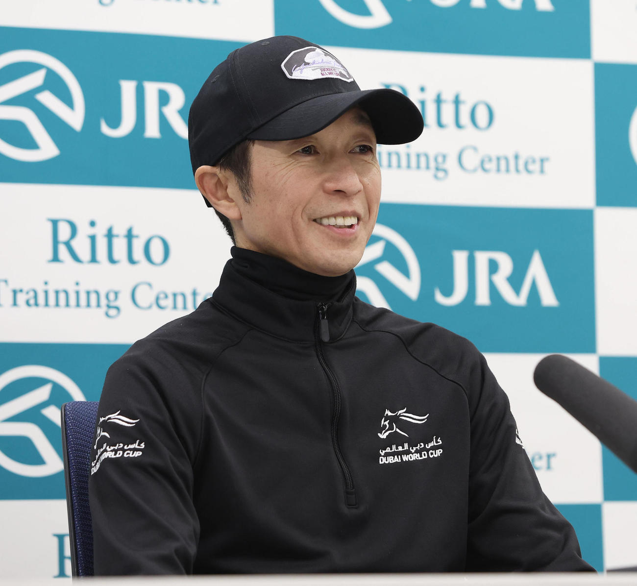 有馬記念の共同会見で笑顔を見せる武豊騎手（撮影・白石智彦）