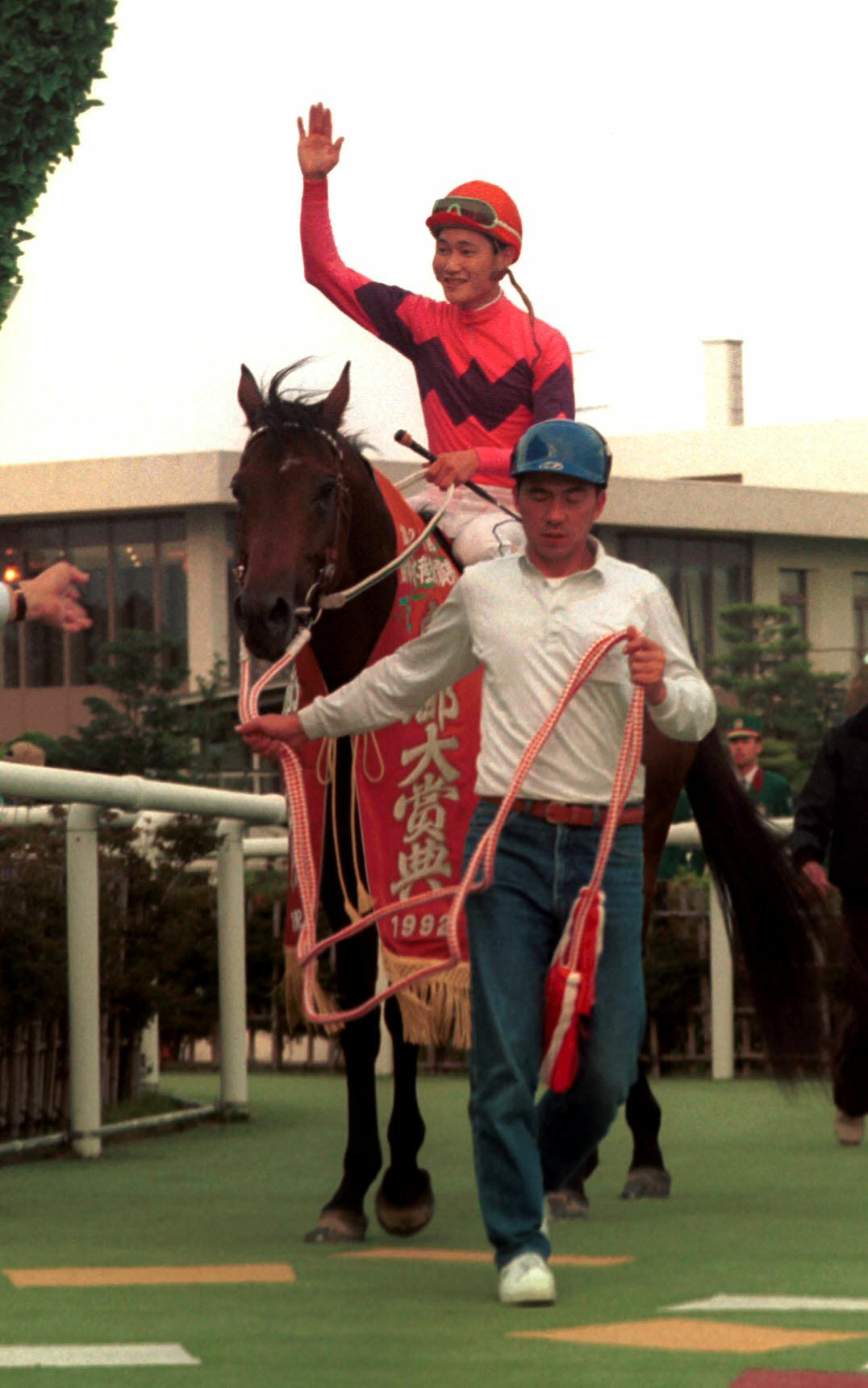 京都大賞典を制したオースミロッチと松本達也騎手（1992年10月撮影）