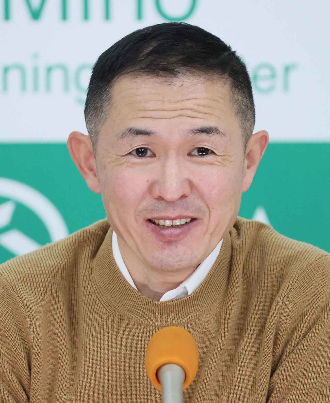24日、レガレイラの最終追い切りを終えて記者会見する木村師