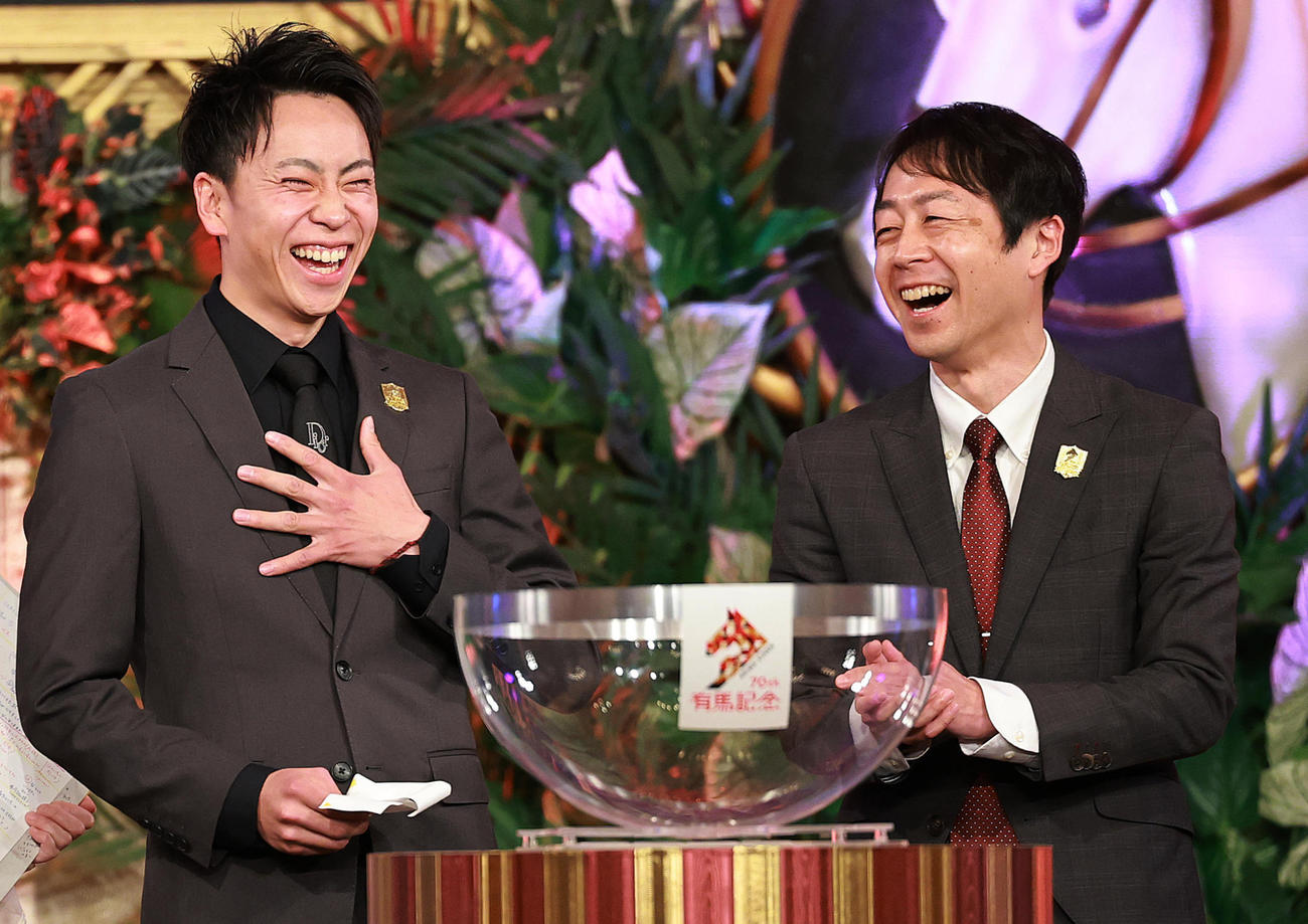 5枠10番を引き笑顔をみせるコスモキュランダの横山武騎手（左）と加藤士師