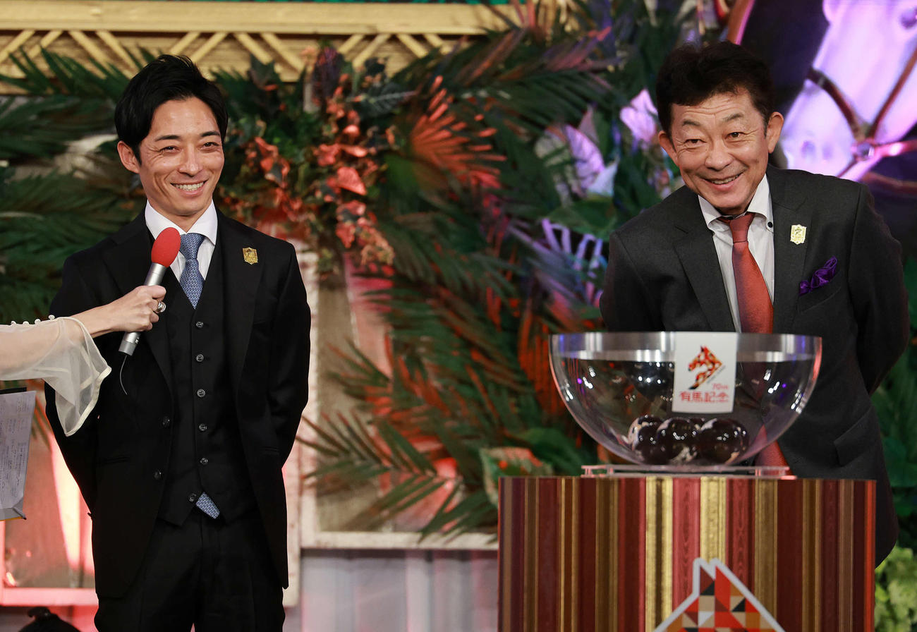 友道師（右）が7枠13番を引き、笑顔をみせるアドマイヤテラの川田騎手（撮影・野上伸悟）