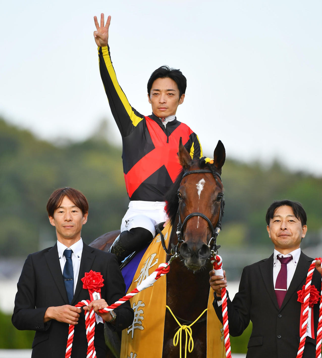 23年、リバティアイランドで牝馬3冠を達成し3本指を立てる川田騎手