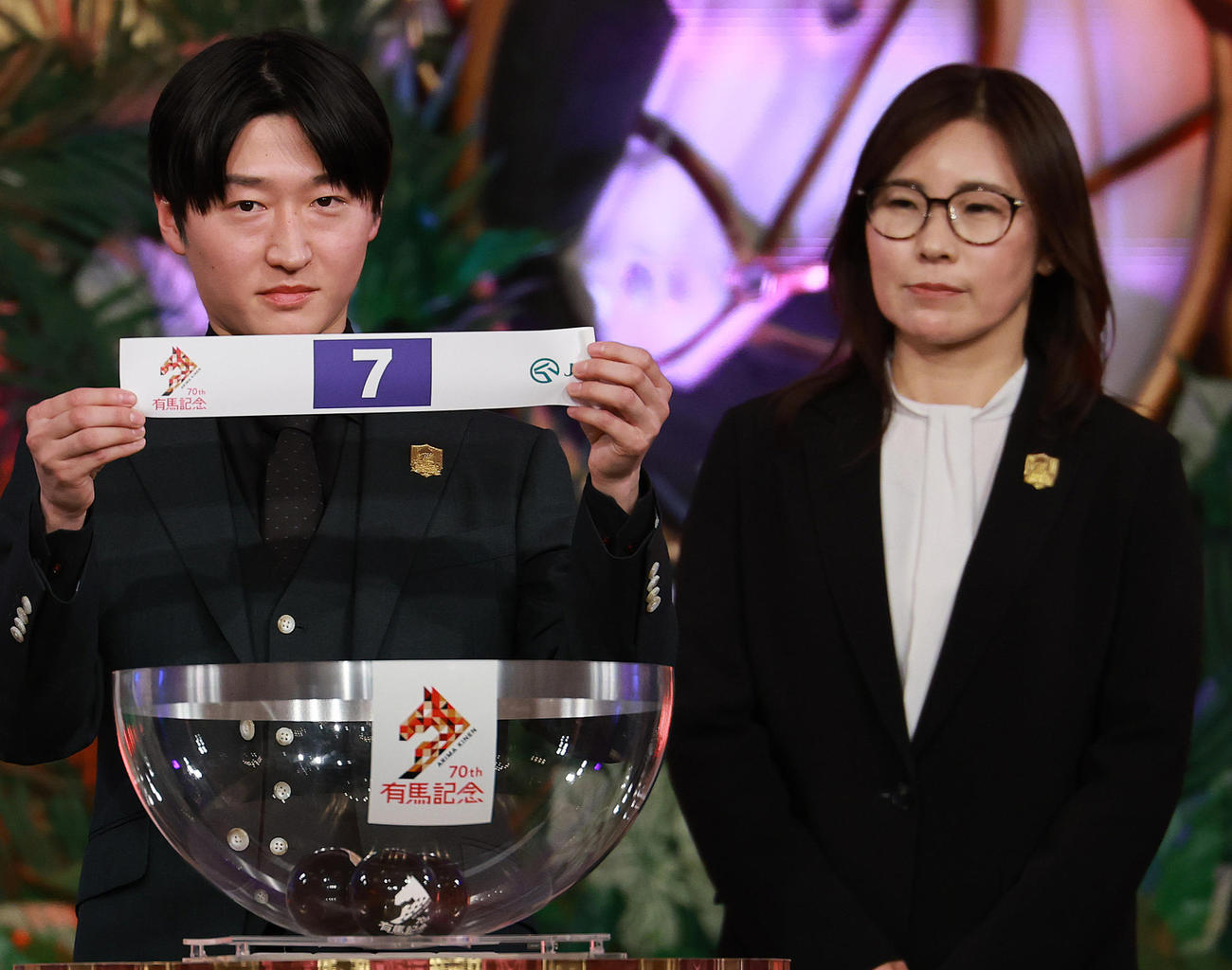 4枠7番を引いたサンライズジパングの鮫島駿騎手（左）と前川恭子調教師