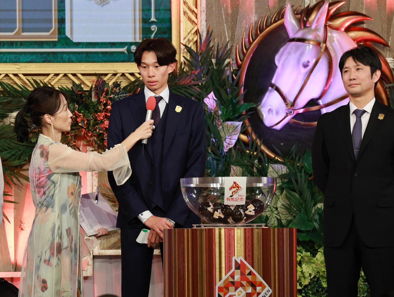 ミステリーウェイの松本大輝騎手（中央）と小林真也調教師（右）