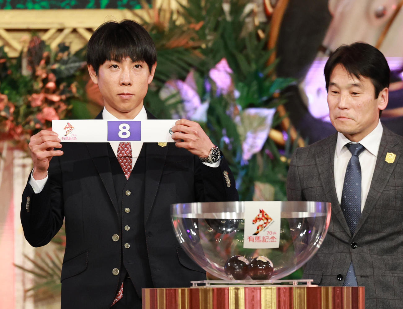 4枠8番を引いたシュヴァリエローズの北村友騎手。右は清水久師