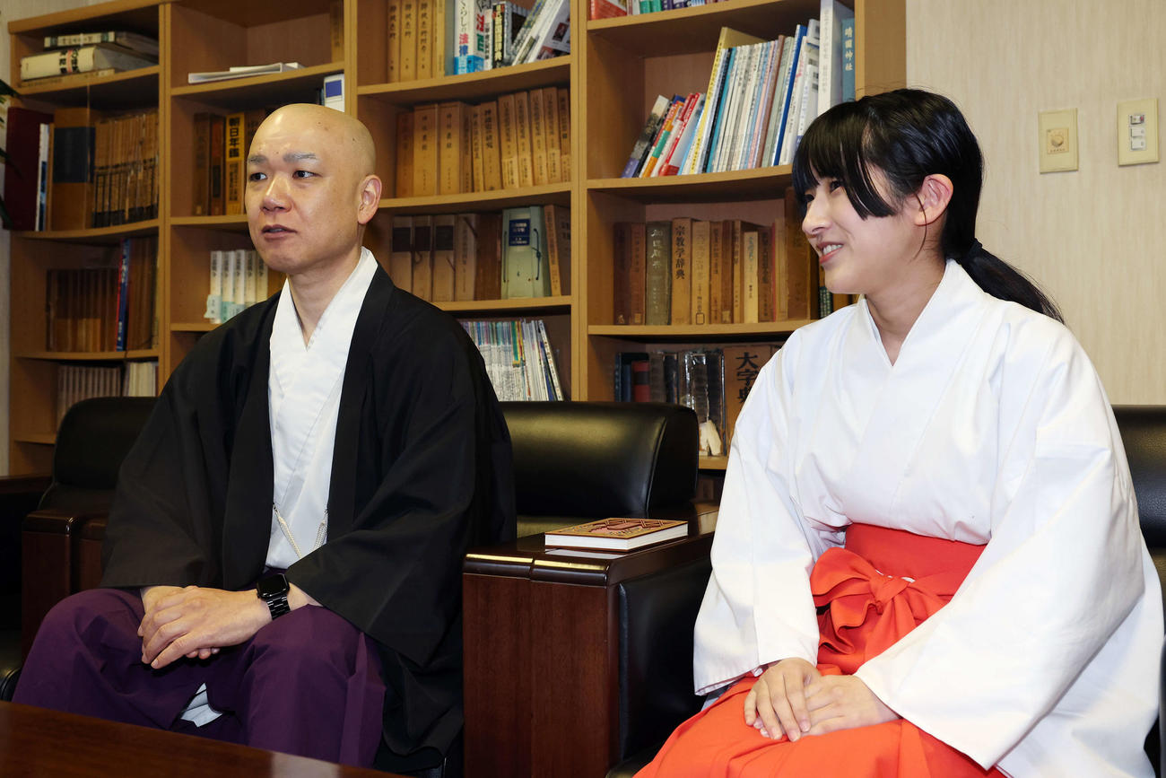 有馬記念に向けて思いを語る穴守稲荷神社の宮司の井上直洋さん（左）と巫女の菊竹夏希さん（撮影・宮地輝）