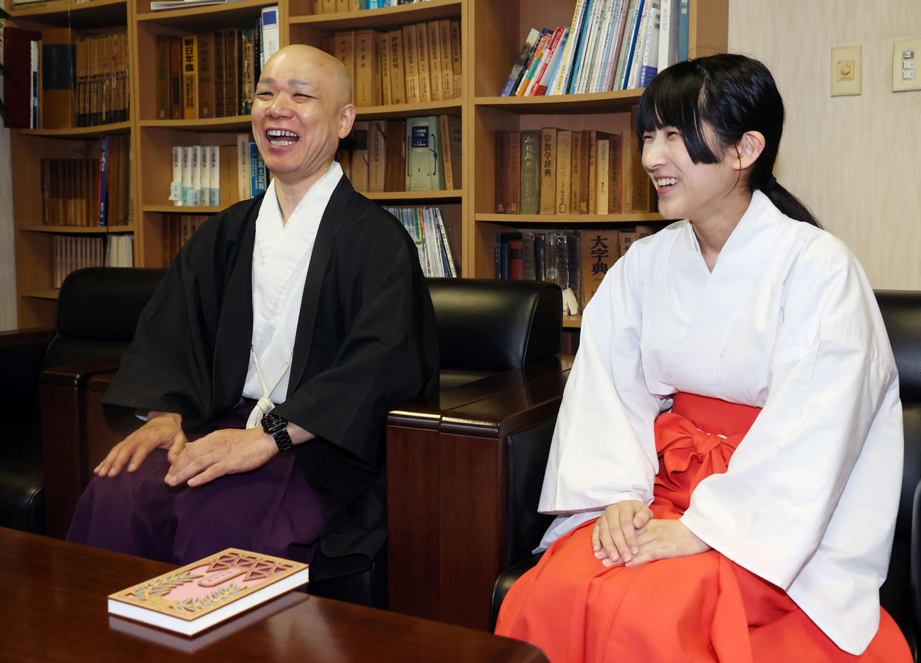 有馬記念に向けて笑顔で思いを語る穴守稲荷神社の宮司の井上直洋さん（左）と巫女の菊竹夏希さん（撮影・宮地輝）