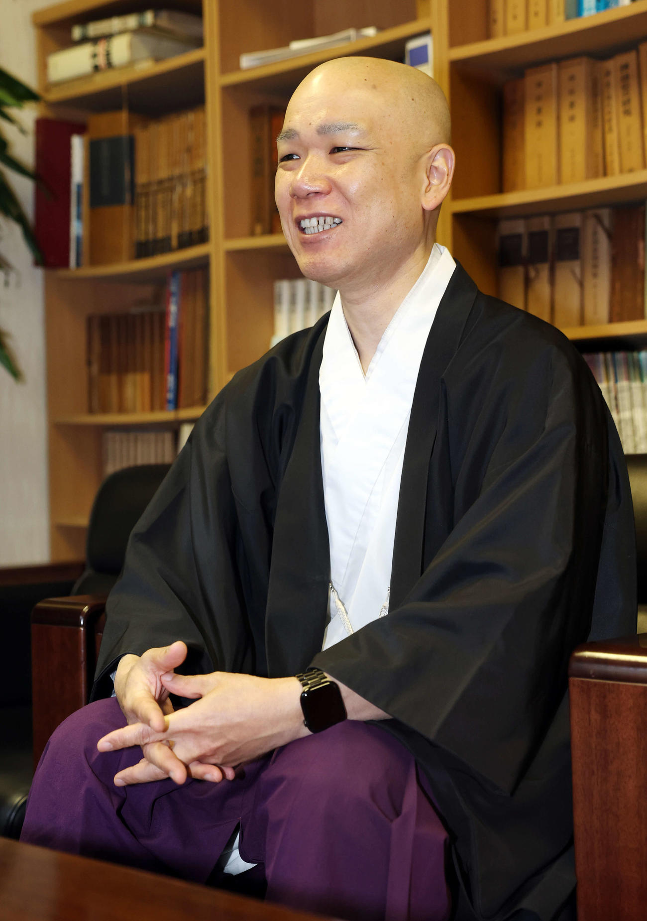 有馬記念に向けて笑顔で思いを語る穴守稲荷神社の宮司の井上直洋さん（撮影・宮地輝）