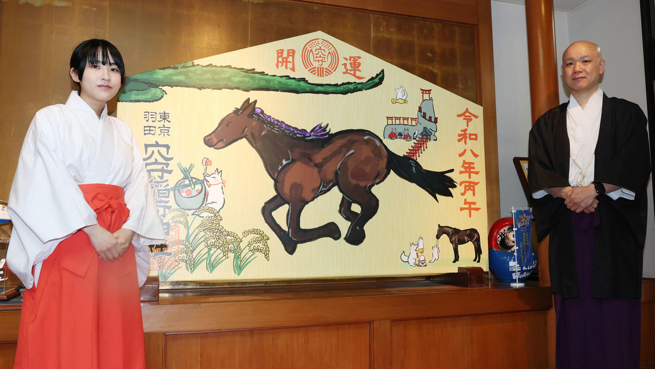 午年の絵馬を紹介する穴守稲荷神社の宮司の井上直洋さん（右）と巫女の菊竹夏希さん（撮影・宮地輝）