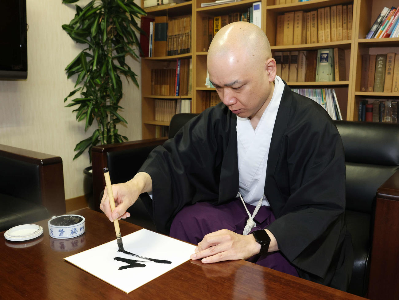 「午」と記す穴守稲荷神社の宮司の井上直洋さん（撮影・宮地輝）