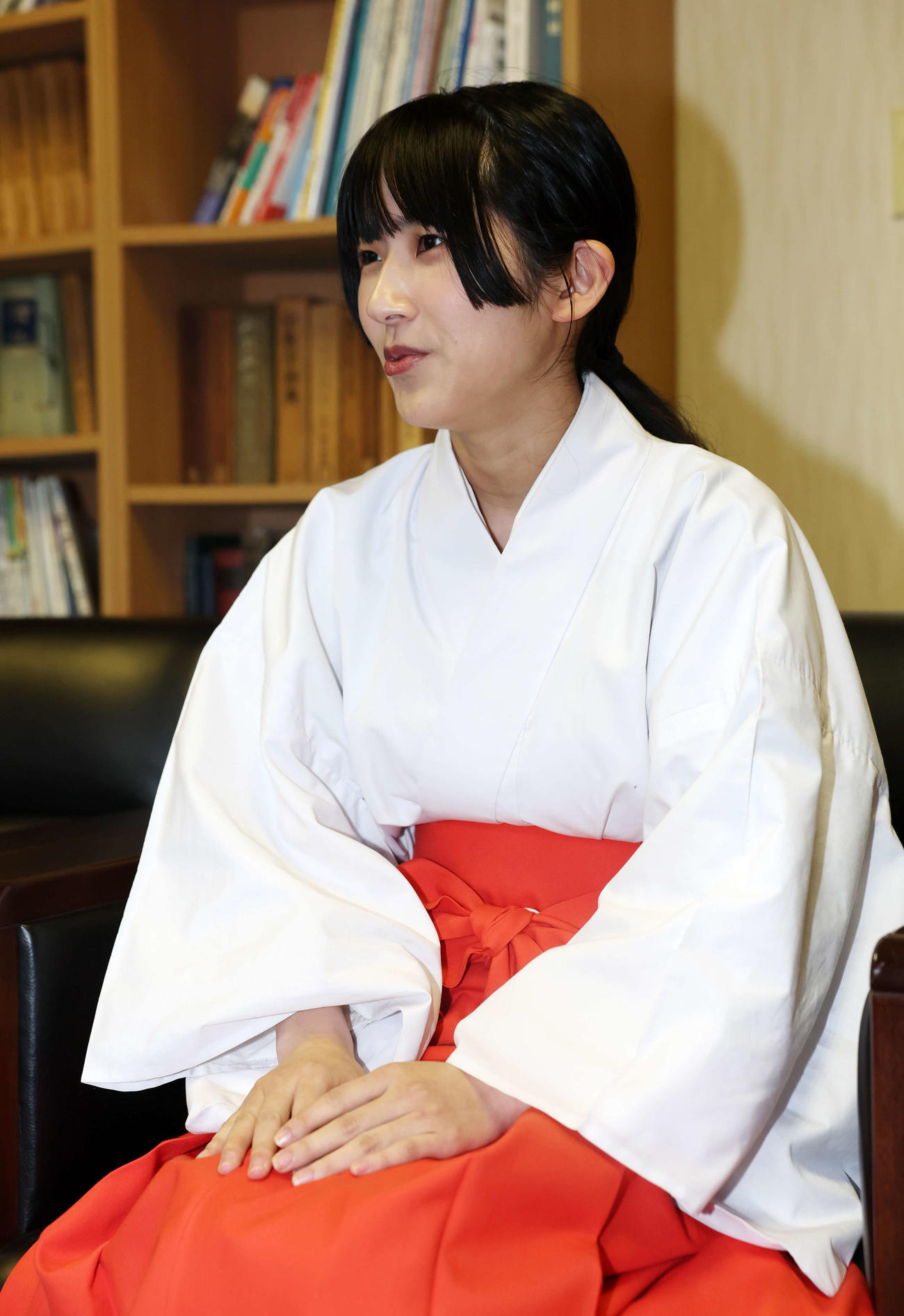 有馬記念に向けて思いを語る穴守稲荷神社の巫女の菊竹夏希さん（撮影・宮地輝）