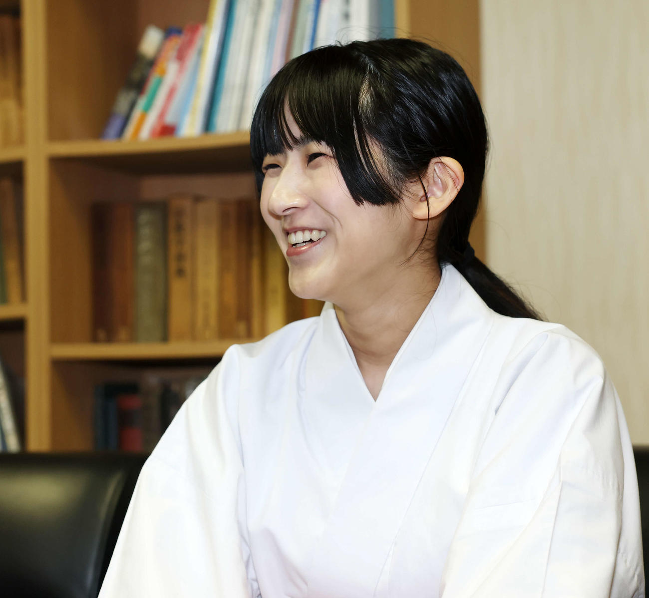 有馬記念に向けて笑顔で思いを語る穴守稲荷神社の巫女の菊竹夏希さん（撮影・宮地輝）