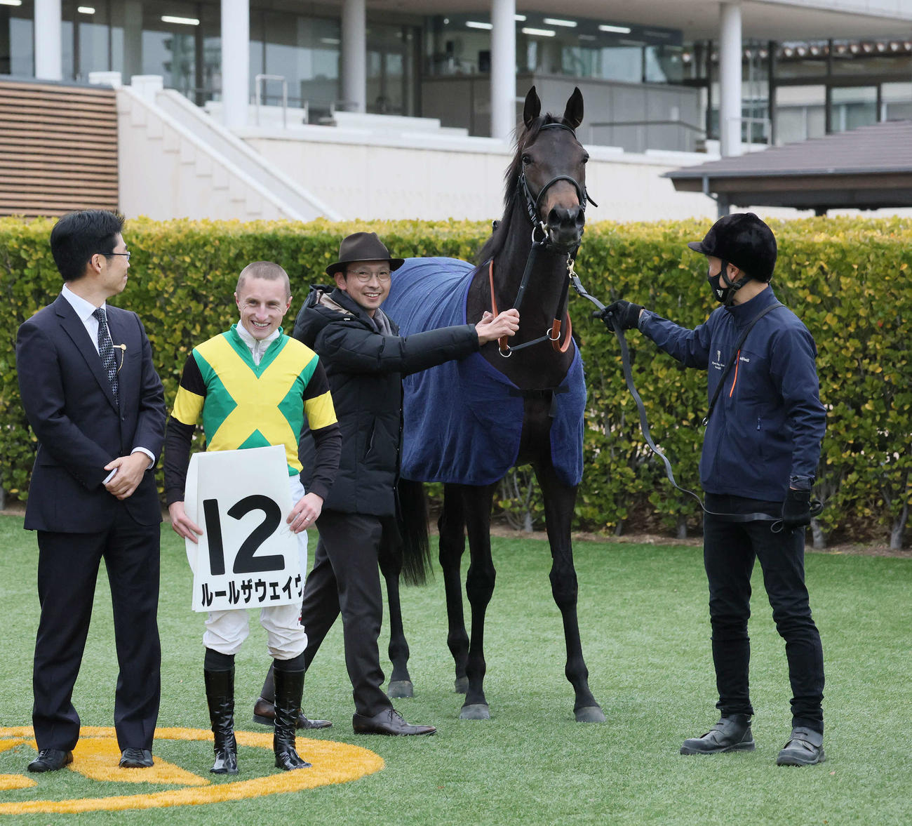 中山5R、2歳新馬戦を制したルールザウェイヴの口取りをするマーカンド騎手と宮田師（撮影・丹羽敏通）