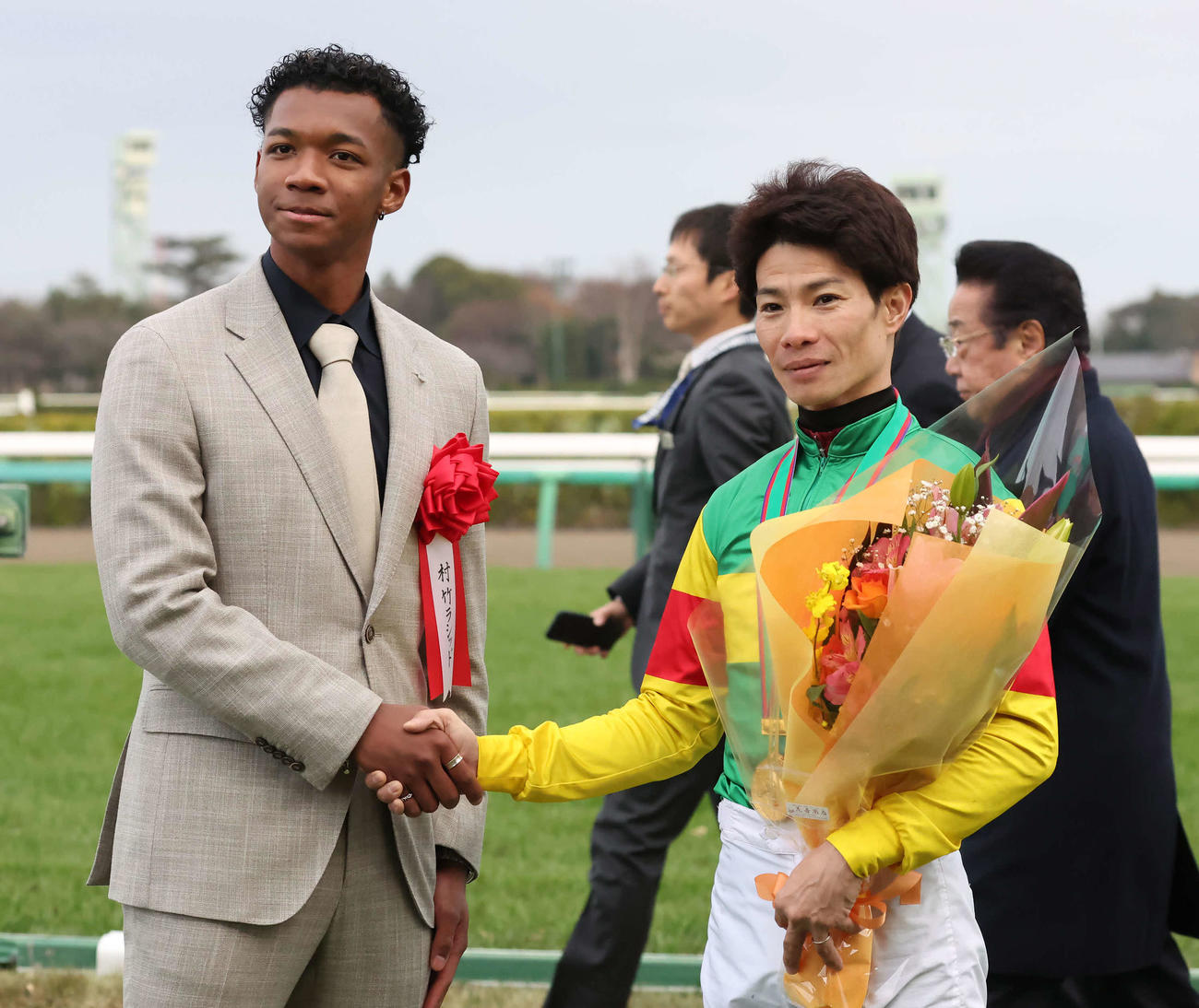 中山大障害を制してプレゼンターの村竹ラシッドと握手する草野騎手（撮影・丹羽敏通）