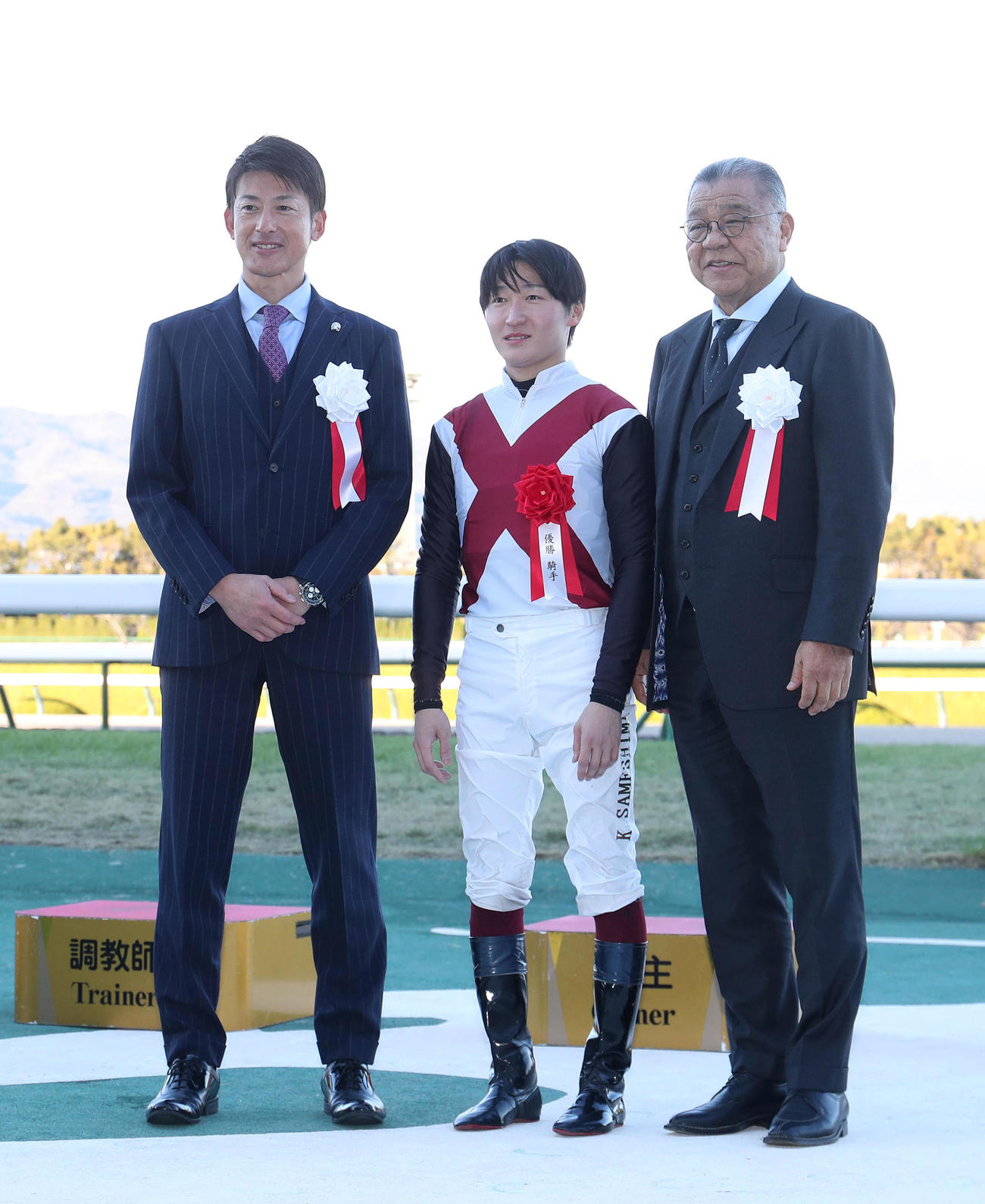 記念写真に納まる、左から能見篤史氏、鮫島駿騎手、阪神掛布雅之OB会長（撮影・白石智彦）