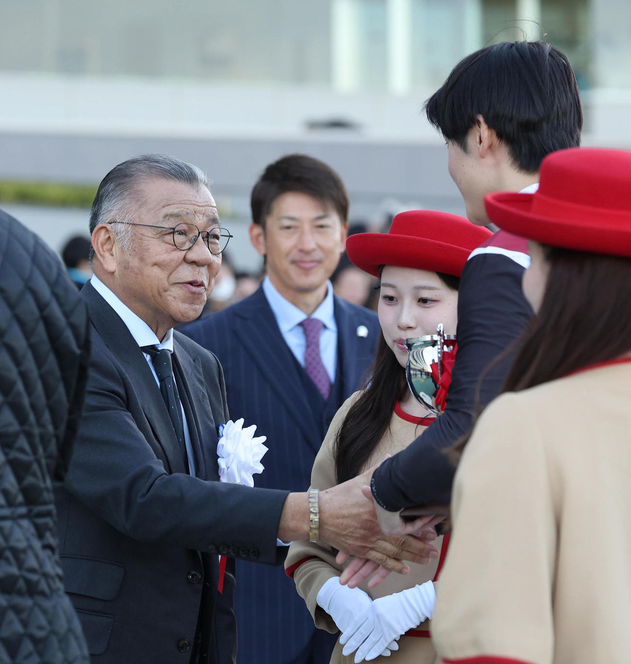 鮫島駿騎手（右）と握手するプレゼンターの阪神掛布OB会長（撮影・白石智彦）