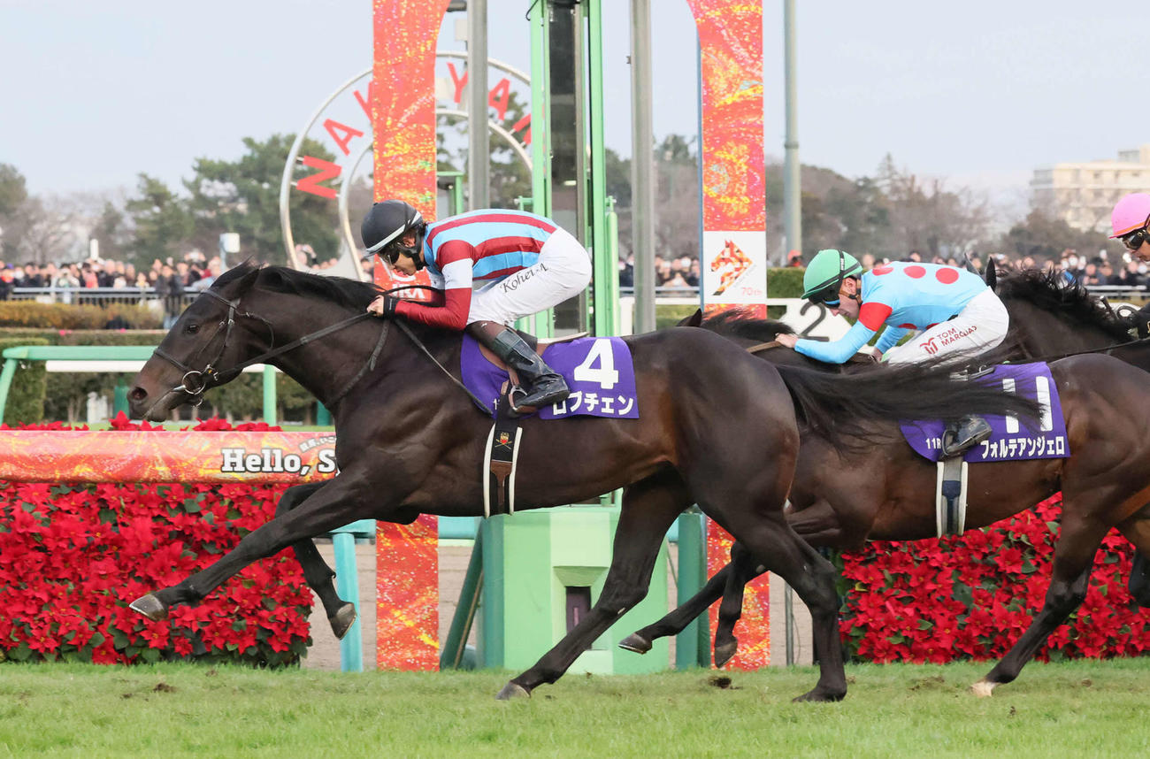 直線鋭く伸びてホープフルSを制したロブチェンと松山騎手（撮影・丹羽敏通）