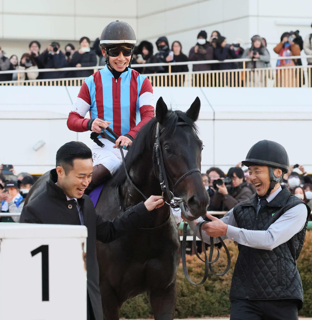 ホープフルSをロブチェンで制し笑顔の松山騎手と杉山晴師（左）（撮影・丹羽敏通）