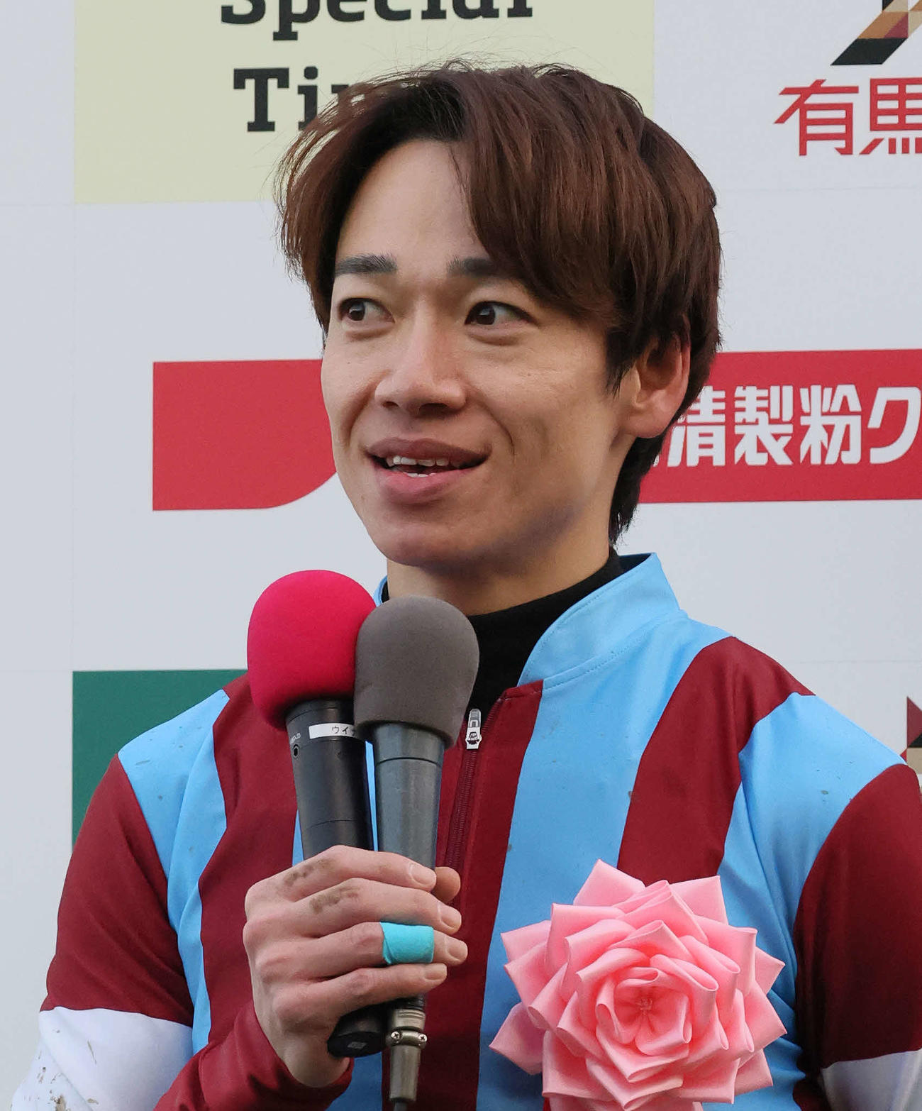 優勝インタビューに答える松山騎手（撮影・丹羽敏通）