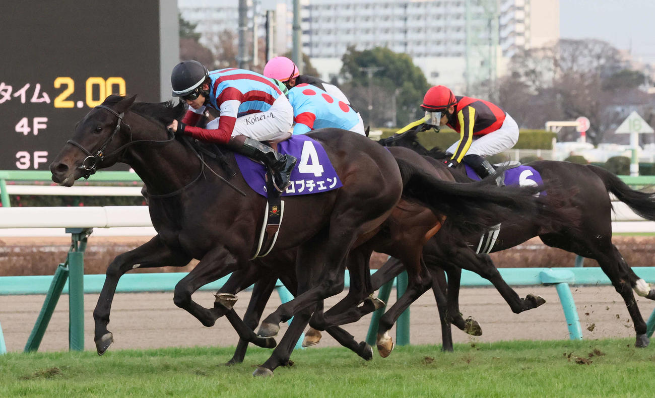 直線鋭く伸びてホープフルSを制したロブチェンと松山騎手（撮影・丹羽敏通）