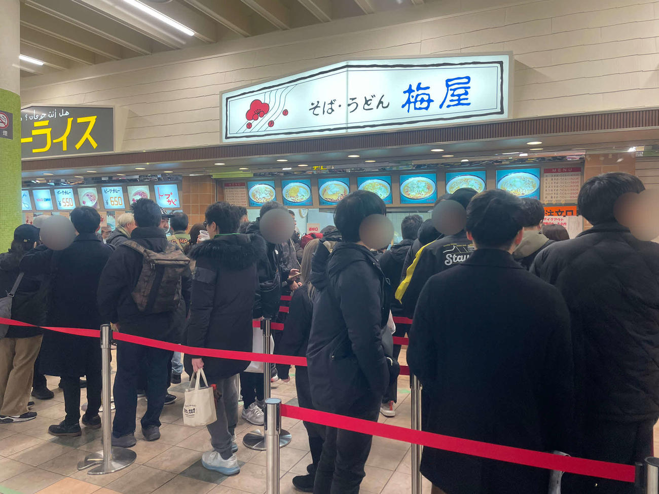 営業最終日の「梅屋」中山競馬場店では、朝から多くのファンが列をつくった