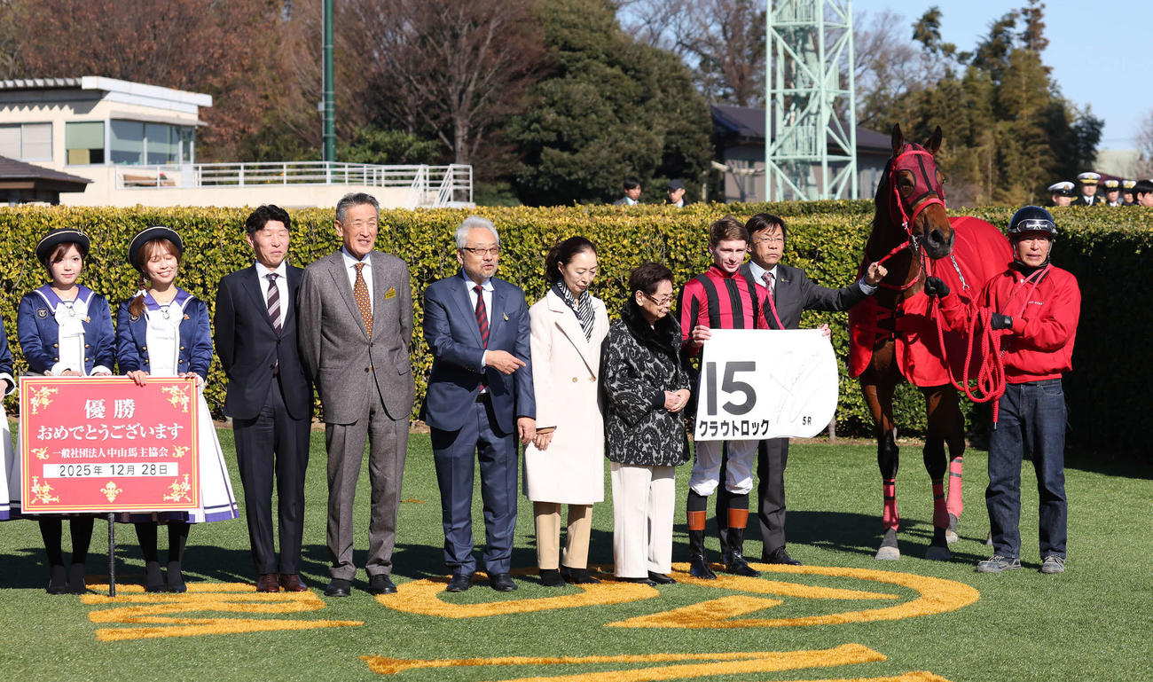 中山5R、2歳新馬戦を快勝したクラウトロックの口取りをするとプーシャン騎手と加藤征師（撮影・丹羽敏通）