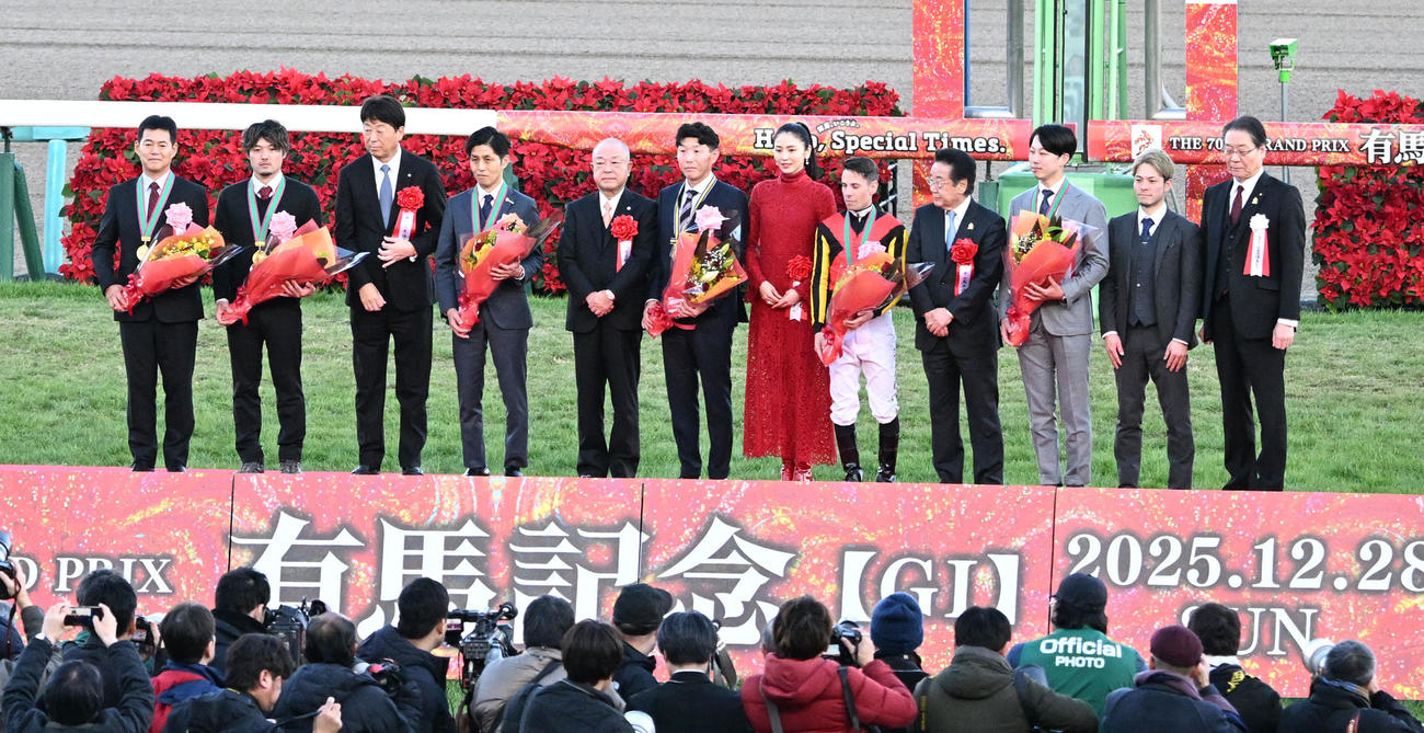 有馬記念の表彰式で壇上に並ぶC・デムーロ騎手と関係者（撮影・千葉一成）