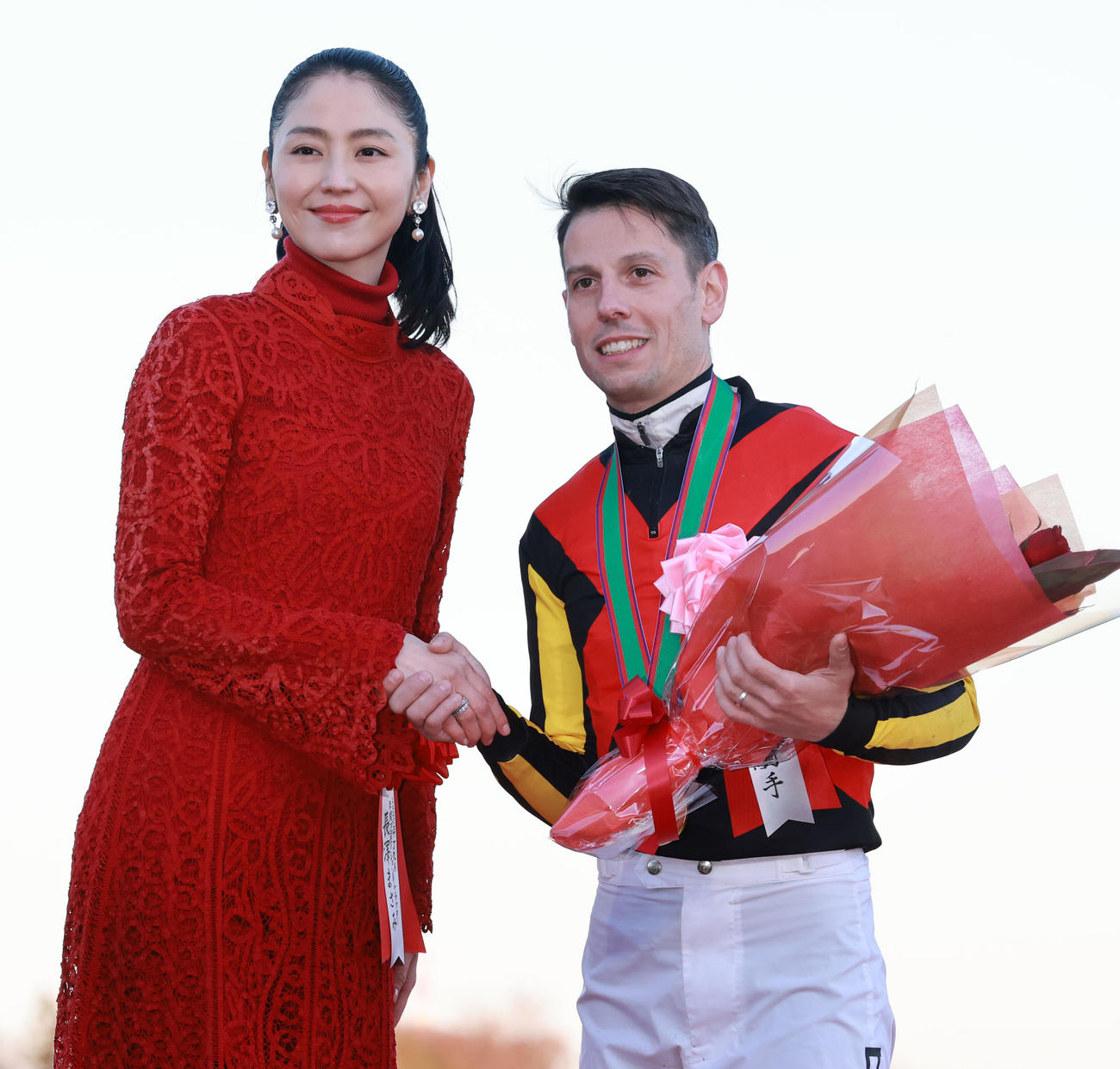 有馬記念をミュージアムマイルで制し、長澤まさみ（左）から祝福されるCデムーロ騎手（撮影・野上伸悟）