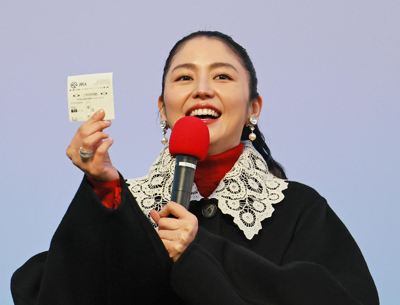 有馬記念を終え、レガレイラの単勝馬券をみせる長澤まさみ（撮影・野上伸悟）